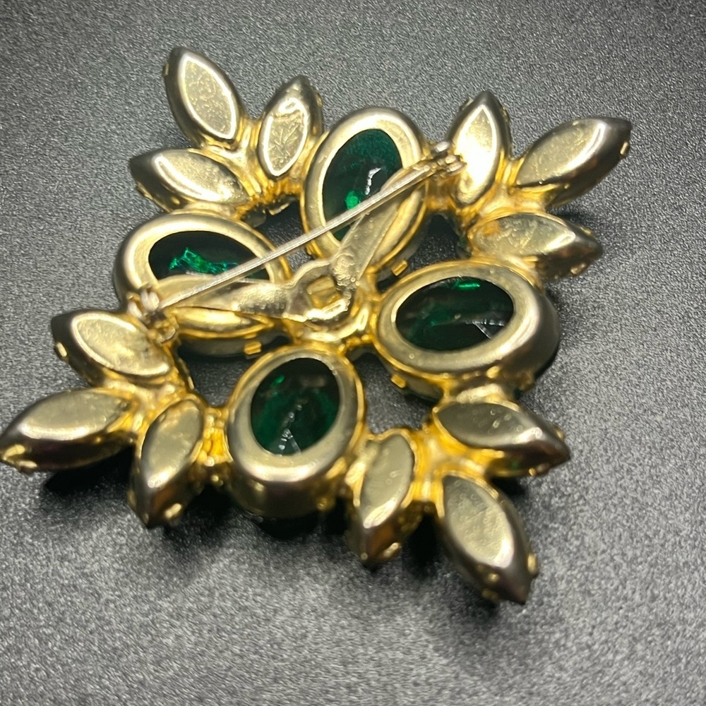 vintage emerald green rhinestone brooch large gold tone statement pin. 1960s - Picture 7 of 8